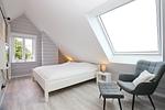 3. Schlafzimmer mit Doppelbett im Dachgeschoss - Ferienwohnung Luv - Top-Hundeurlaub