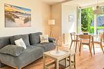 Wohnzimmer mit Blick zur Terrasse - Wohnung 026EG - Top-Hundeurlaub