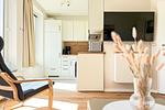 Wohnbereich mit Blick zur Küche - Wohnung 026EG - Top-Hundeurlaub