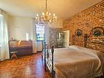 großes lichtdurchflutetes Schlafzimmer mit Doppelbett und Klavier - Appartment I Giardino - Top-Hundeurlaub