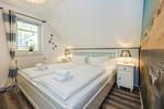 Schlafzimmer - Ferienwohnung Inselzeit auf 2 Etagen mit Strandkorb und Balkon - Top-Hundeurlaub