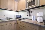 Küche, Wasserkocher, Mikrowelle, Kaffeemaschine Küchenschrank, Spüle, Kühlschrank - Ferienwohnung "App. 3" - Top-Hundeurlaub