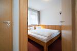 Schlafzimmer, Doppelbett, Schrank, Nachttisch - Ferienwohnung "App. 3" - Top-Hundeurlaub