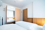 Schlafzimmer, Doppelbett, Schrank, Nachttisch - Ferienwohnung "App. 3" - Top-Hundeurlaub