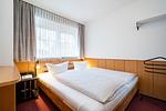 Schlafzimmer, Doppelbett, Schrank, Nachttisch - Ferienwohnung "App. 3" - Top-Hundeurlaub