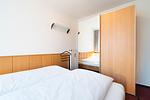 Schlafzimmer, Doppelbett, Schrank, Nachttisch - Ferienwohnung "App. 3" - Top-Hundeurlaub