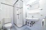 Badezimmer, Toilette, Dusche, Waschbecken, Spiegel - Ferienwohnung "App. 3" - Top-Hundeurlaub
