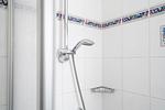 Badezimmer, Toilette, Dusche, Waschbecken, Spiegel - Ferienwohnung "App. 3" - Top-Hundeurlaub