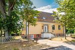 Fassade / Eingang - Ferienwohnung Am Bahnhof mit 2 Bädern und nur 700 m zum Strand - Top-Hundeurlaub
