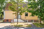 Fassade / Eingang - Ferienwohnung Am Bahnhof mit 2 Bädern und nur 700 m zum Strand - Top-Hundeurlaub