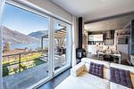 sonnenbelichtetes Wohnzimmer mit großer Fensterfront - Verde - Top-Hundeurlaub