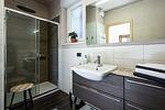 luxuriöses Badezimmer mit großer ebenerdiger Dusche - Verde - Top-Hundeurlaub