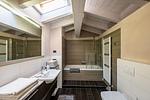 Luxusbadezimmer mit Badewanne und großem Spiegel - Verde - Top-Hundeurlaub