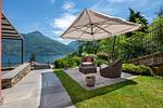 Terrasse mit schlner Sitzgruppe und großem Sonnenschirm - Verde - Top-Hundeurlaub