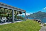 großer überdachter Terrassenbereich umgeben von einer gepflegten Grünfläche - Verde - Top-Hundeurlaub