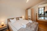 Schlafzimmer - Villa Marina App. 01 nur 450 m zum Strand mit Badewanne und Dusche - Top-Hundeurlaub