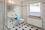 Badezimmer - Villa Marina App. 01 nur 450 m zum Strand mit Badewanne und Dusche - Top-Hundeurlaub