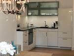 Küchenzeile integriert in den Wohnbereich - Ferienwohnung Luxus & Lifestyle - Top-Hundeurlaub