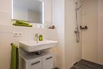 Badezimmer - Ferienwohnung Otterhöhle mit Fitness-, Sauna und Kinderspielbereich. - Top-Hundeurlaub