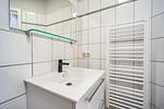 Badezimmer mit Waschbecken und Handtuchheizung - Wohnung 035EG - Top-Hundeurlaub
