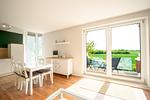 Wohnzimmer mit Zugang zum Balkon - Wohnung 035OG - Top-Hundeurlaub