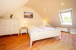 Schlafzimmer mit Doppelbett und Kleiderschrank - Wohnung 035OG - Top-Hundeurlaub