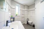 Badezimmer mit Fenster und Waschbecken - Wohnung 035OG - Top-Hundeurlaub