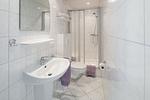 Badezimmer - 2-Raum-Fewo Nora 1 (2. Etage, Dachgeschoss) - Top-Hundeurlaub