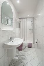 Badezimmer - 2-Raum-Fewo Nora 1 (2. Etage, Dachgeschoss) - Top-Hundeurlaub
