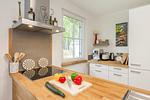 Küche / Küchenzeile - Ferienhaus JoHann mit Sauna, großer Terrasse und moderner Einrichtung - Top-Hundeurlaub