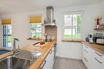 Küche / Küchenzeile - Ferienhaus JoHann mit Sauna, großer Terrasse und moderner Einrichtung - Top-Hundeurlaub