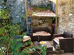 Terrasse mit Sitzgelegenheit und bunten Kissen - Borgo Antico - Top-Hundeurlaub