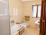 kompaktes komfortables Badezimmer mit Badewanne - Borgo Antico - Top-Hundeurlaub