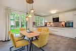 Küche / Küchenzeile - Ferienhaus Im Kiefernwäldchen mit Sauna, Kamin und Terrasse - Top-Hundeurlaub