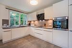 Küche / Küchenzeile - Ferienhaus Im Kiefernwäldchen mit Sauna, Kamin und Terrasse - Top-Hundeurlaub