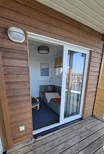 Terassenblick auf das 3. Schlafzimmer - Neu renoviertes schwimmendes Ferienhaus „Fischland“ in Barth - Top-Hundeurlaub