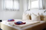 Schlafzimmer - FLOATING HOUSES - "schwimmende Ferienhäuser" in Barth - Haus 5 - Top-Hundeurlaub
