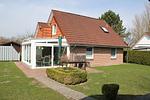 Außenansicht und Garten - Ferienhaus Hus am Diek - Top-Hundeurlaub