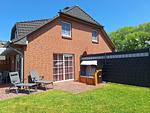 Außenansicht und Garten - Ferienhaus Medemstern I - Top-Hundeurlaub
