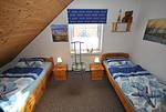 Schlafzimmer mit zwei Einzelbetten - Ferienhaus Medemstern II - Top-Hundeurlaub