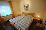 Schlafzimmer mit Doppelbett - Ferienhaus Nordstern - Top-Hundeurlaub