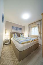 Schlafzimmer mit Doppelbett - Ferienhaus Pepe - Top-Hundeurlaub