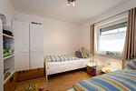 Schlafzimmer mit zwei Einzelbetten - Ferienhaus Seebär - Top-Hundeurlaub