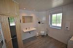 Badezimmer mit Blick in die Sauna - Ferienhaus Seeadler - Top-Hundeurlaub