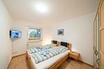 Schlafzimmer mit Doppelbett - Ferienhaus Seestern II - Top-Hundeurlaub