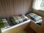 Schlafzimmer mit zwei Einzelbetten - Ferienhaus Südsee 26 - Top-Hundeurlaub