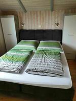Schlafzimmer mit Doppelbett - Ferienhaus Südsee 26 - Top-Hundeurlaub