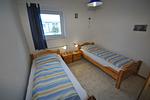 Schlafzimmer mit zwei Einzelbetten - Ferienhaus Trio - Top-Hundeurlaub