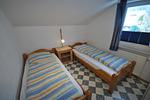 Schlafzimmer mit zwei Einzelbetten - Ferienhaus Trio - Top-Hundeurlaub