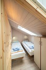 Schlafzimmer mit zwei Einzelbetten - Ferienhaus Wellnessoase - Top-Hundeurlaub